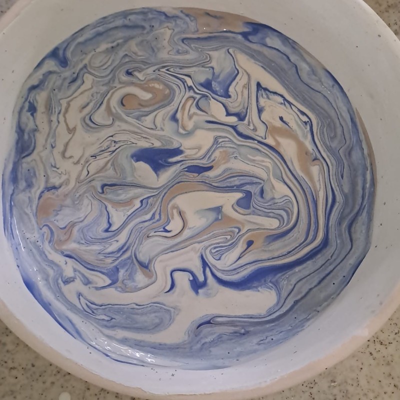 Marmorierte Keramikschale in Blau und Sandtönen